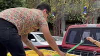 Pengiriman pizza dengan mobil seperti ini bukan hal asing bagi Big Mamas & Papas Pizzeria. Mereka berusaha mengantarkan pizza tepat waktu dengan berbagai cara.