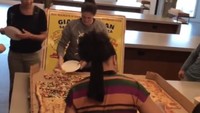 Biasanya pizza ini dipesan para pegawai kantoran untuk dinikmati bersama-sama. Total orang yang bisa memakannya 50-70 orang.