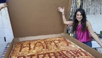 Big Mamas & Papas Pizzeria juga melayani permintaan khusus nih. Pelanggan bisa memesan pizza dengan ucapan spesial seperti ini.