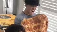Pelanggan kerap membagikan foto seru dengan pizza terbesar di dunia ini. Pada pizza lembaran ini, misalnya, terlihat super besar ya?