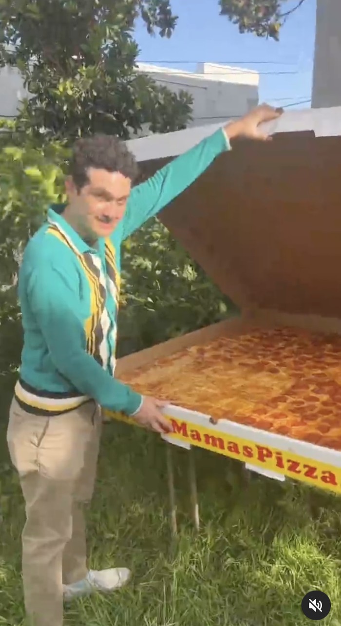 Pizza Terbesar di Dunia Ini Lebarnya 1,3 Meter dan Bisa Dipotong Jadi 200