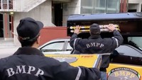 Pizza mereka berbentuk persegi dengan ukuran 1,3 meter X 1,3 meter. Mengirimnya tak sembarangan karena ada mobil khusus yang bagian atasnya diperuntukkan sebagai tempat menaruh pizza.