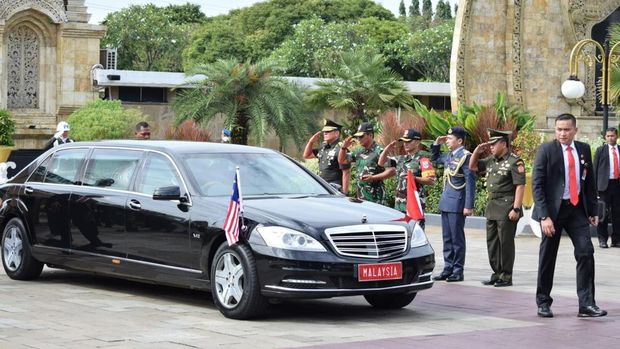 PM Malaysia Anwar Ibrahim kenang masa mudanya dekat dengan Jenderal AH Nasution dan Jenderal Benny Moerdani, saat mengunjungi TMPNU Kalibata, Jakarta Selatam, Senin (9/1/2023).