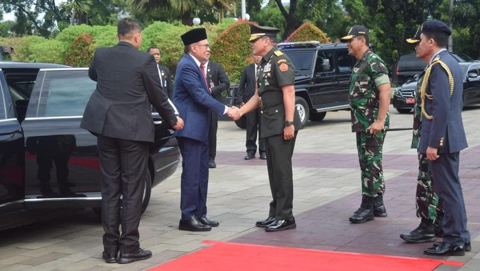 PM Malaysia Anwar Ibrahim kenang masa mudanya dekat dengan Jenderal AH Nasution dan Jenderal Benny Moerdani, saat mengunjungi TMPNU Kalibata, Jakarta Selatam, Senin (9/1/2023).