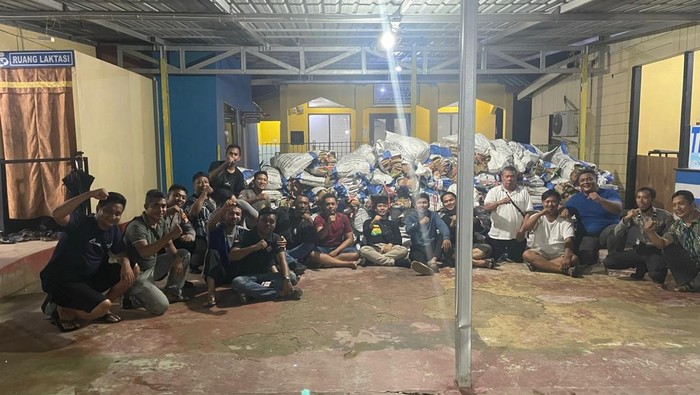 Polisi usai mengamankan 106 karung daging-sosis ilegal di Perairan Ambalat, Nunukan, Kaltara.