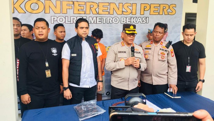 Polres Metro Bekasi menangkap pelaku penusukan yang tewaskan pria berpakaian ormas di Cikarang Barat.