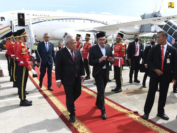 Potret Basuki Sambut Kedatangan Anwar Ibrahim, Gelar Karpet Merah