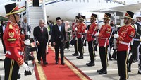 Menteri Pekerjaan Umum dan Perumahan Rakyat (PUPR) Basuki Hadimuljono bersama Menteri Luar Negeri Malaysia Dato Seri Diraja Zambry Abdul Kadir menyambut kedatangan Perdana Menteri Malaysia Yang Mulia Dato Seri Anwar Ibrahim dan Dr. Hajjah Wan Azizah Wan Ismail di Bandara Soekarno-Hatta Cengkareng, Banten, Minggu (8/1/2023).