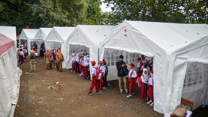 Suasana kegiatan belajar mengajar di tenda sekolah darurat di SDN Citamiang, Sarongge, Kabupaten Cianjur, Jawa Barat, Senin (9/1/2023). Sebanyak 262 siswa melaksanakan kegiatan belajar mengajar di dalam tenda darurat bantuan PMI Kabupaten Cianjur karena ruang kelas sekolah tersebut rusak akibat gempa Cianjur. ANTARA FOTO/Raisan Al Farisi/hp.