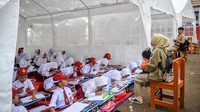Sebanyak 262 siswa melaksanakan kegiatan belajar mengajar di dalam tenda darurat bantuan PMI Kabupaten Cianjur karena ruang kelas sekolah tersebut rusak akibat gempa Cianjur.  