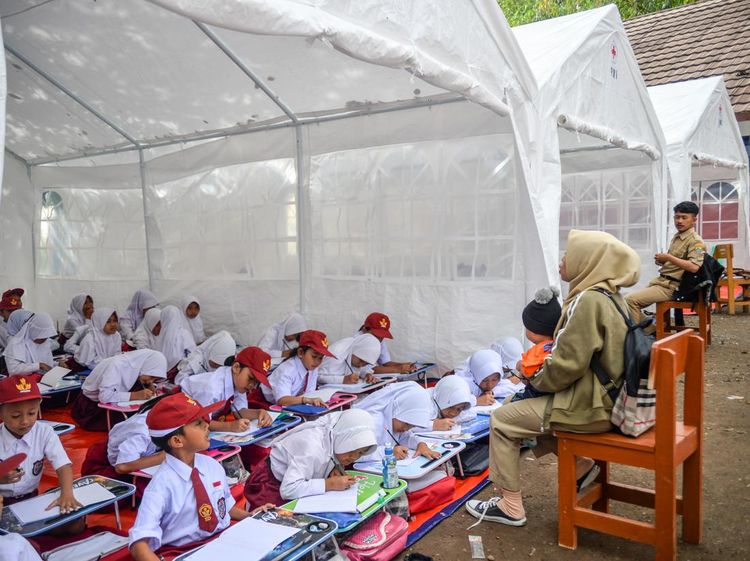 Suasana Hari Pertama Sekolah di Lokasi Bencana Gempa Cianjur
