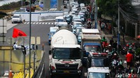 Kendaraan mengular sejak Jalan Hasyim Ashari. 