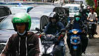 Bunyi klakson saling bersahutan imbas macet. 