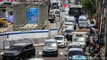 Potret Macet di Jalan Gajah Mada Jakbar Siang Ini