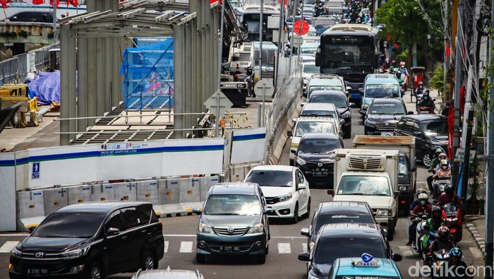 Potret Macet di Jalan Gajah Mada Jakbar Siang Ini Lalu-lintas di sejumlah titik Jakarta masih terpantau macet hingga siang ini. Salah satu ruas jalan yang macet adalah Jalan Gajah Mada, Jakarta Barat, Senin (9/1/2023).