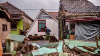 Tampak puing-puing rumah yang hancur akibat gempa, terlihat di depan rumah darurat.