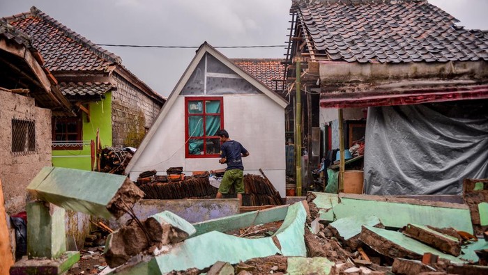 Potret Rumah Darurat untuk Korban Gempa Cianjur Warga berada di halaman tempat darurat hunian sementara di Kampung Surupan, Desa Sukawangi, Kabupaten Cianjur, Jawa Barat, Senin (9/1/2023). Pemerintah Provinsi Jawa Barat melalui Jabar Quick Response membangun 20 tempat darurat untuk hunian sementara bagi warga terdampak gempa bumi di kawasan tersebut. ANTARA FOTO/Raisan Al Farisi/tom.