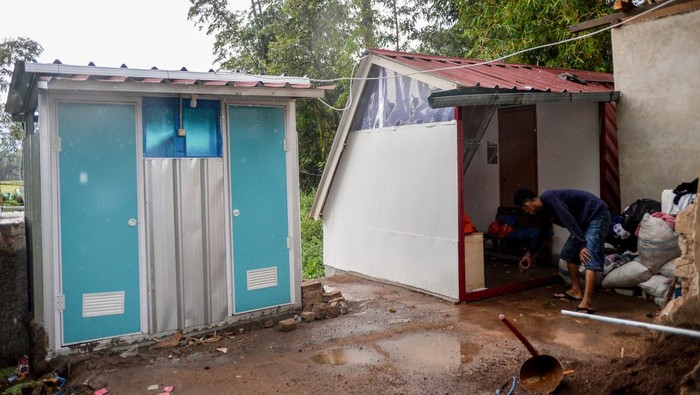 Potret Rumah Darurat untuk Korban Gempa Cianjur Warga berada di halaman tempat darurat hunian sementara di Kampung Surupan, Desa Sukawangi, Kabupaten Cianjur, Jawa Barat, Senin (9/1/2023). Pemerintah Provinsi Jawa Barat melalui Jabar Quick Response membangun 20 tempat darurat untuk hunian sementara bagi warga terdampak gempa bumi di kawasan tersebut. ANTARA FOTO/Raisan Al Farisi/tom.
