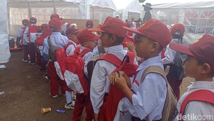 Potret Siswa di Cianjur Belajar di Tenda usai Libur Semester