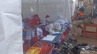 Siswa SDN Citamiang belajar dengan menggunakan meja khusus di dalam tenda beralaskan terpal