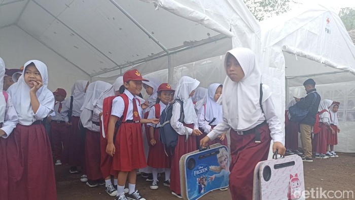 Potret Siswa Cianjur Belajar Di Tenda Usai Libur Semester