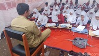 Kondisi belajar di tenda SDN Citamiang, Pacet Cianjur.
