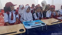Kepala Dinas Pendidikan Pemuda dan Olahraga Kabupaten Cianjur Akib Ibrahim menyebut ada 304 sekolah yang terdampak gempa sehingga terpaksa menggelar pembelajaran di tenda-tenda darurat.
