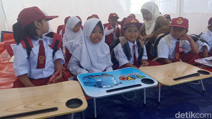 Potret Siswa di Cianjur Belajar di Tenda usai Libur Semester