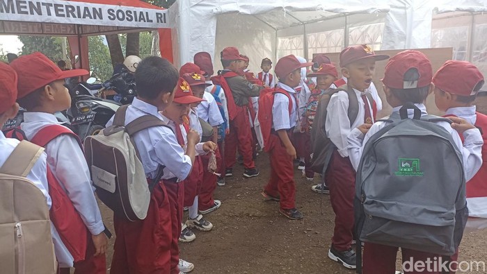 Potret Siswa di Cianjur Belajar di Tenda usai Libur Semester Potret Siswa di Cianjur Belajar di Tenda usai Libur Semester