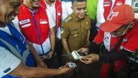 Mulai hari ini, Senin (9/1/2023), PT Pertamina Patra Niaga memberlakukan kewajiban pemindaian kode batang kepada setiap kendaraan yang akan mengisi BBM jenis solar bersubsidi.