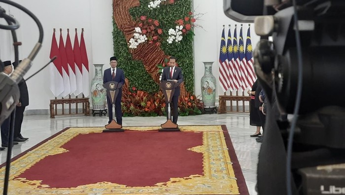 Presiden Jokowi bertemu dengan PM Malaysia Anwar Ibrahim. (Kanavino/detikcom)
