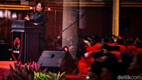 Puan meminta kader PDIP tidak perlu berspekulasi dan tegak lurus dengan arahan partai soal capres PDIP. 