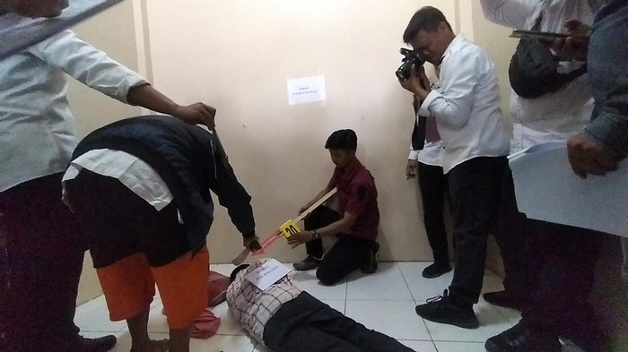 Rekonstruksi kasus kakek bunuh cucu di Tasikmalaya.