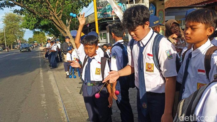Ribuan pelajar Banyuwangi sambut Jokowi dengan lato-lato