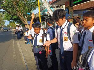 Ribuan Pelajar Banyuwangi Sambut Kedatangan Jokowi dengan Lato-Lato