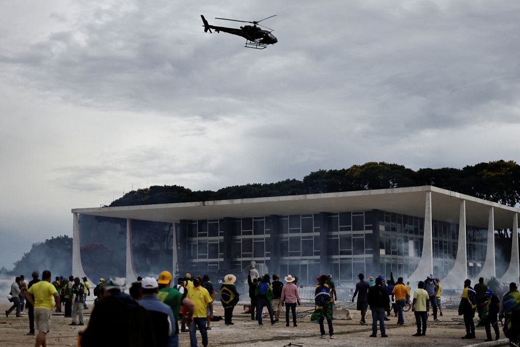 Ribuan warga pendukung mantan Presiden Brasil Jair Bolsonaro menyerang gedung kongres, Mahkamah Agung dan Istana Presiden Brasil. (REUTERS/UESLEI MARCELINO)