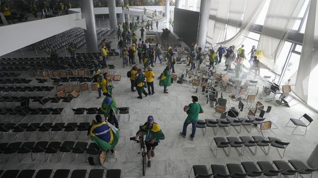 Ribuan warga pendukung mantan Presiden Brasil Jair Bolsonaro menyerang gedung kongres, Mahkamah Agung dan Istana Presiden Brasil. (AP/Eraldo Peres)