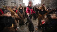 Berabad-abad yang lalu, orang-orang di tempat yang sekarang timur laut Rumania mengenakan bulu beruang dan menari untuk mengusir roh jahat. AP/Andreea Alexandru  