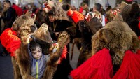 Saat ini, adat tersebut hidup sebagai festival populer yang menarik banyak wisatawan. AP/Vadim Ghirda  