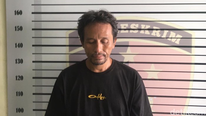 Robi Tarigan, pemalak seorang ibu penjual mie pecal di Jalan Jamin Ginting, Medan ditangkap polisi.