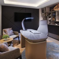 Terdapat pula sebuah ruang kerja yang dilengkapi teknologi terkini. Perpaduan desain minimalis dengan sentuhan kemewahan pada interior menjadi daya tarik tersendiri. (Foto: Dok. Four Seasons)