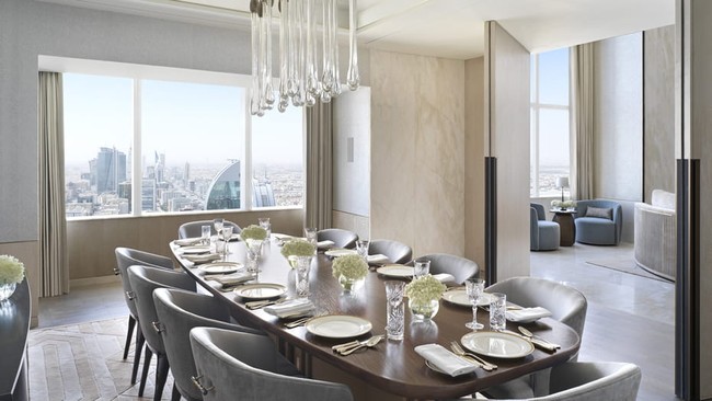 Kingdom Suite dilengkapi sebuah meja makan besar dengan 10 bangku, berikut sebuah dapur. Pengalaman bersantap semakin sempurna dengan pemandangan kota Riyadh dari ketinggian. (Foto: Dok. Four Seasons)