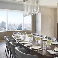Kingdom Suite dilengkapi sebuah meja makan besar dengan 10 bangku, berikut sebuah dapur. Pengalaman bersantap semakin sempurna dengan pemandangan kota Riyadh dari ketinggian. (Foto: Dok. Four Seasons)
