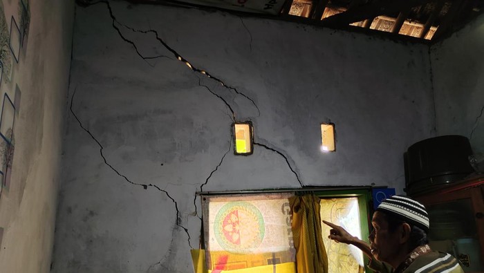 Rumah di Desa Cigoong Utara, Lebak, Banten, terdampak pergerakan tanah.