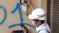 Program Light Up The Dream di rumah Bu Eny ini merupakan donasi dari pegawai PLN untuk membantu masyarakat tidak mampu yang membutuhkan listrik.