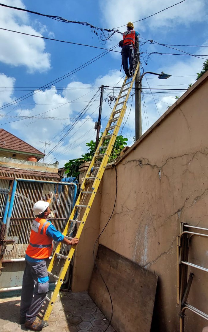 Rumah Mewah Bu Eny Kini Terang Benderang, Dipasangin Gratis PLN Kisah Tiko dan ibunya, Eny menarik perhatian masyarakat belakangan ini. Tiko merawat ibunya di sebuah rumah mewah yang terbengkalai tanpa listrik dan air selama bertahun-tahun sejak 2010. Namun, Tiko dan ibunya kini bisa sedikit bernapas lega. Sebab, PLN memberikan sambung listrik gratis di tempat tinggalnya di Jakarta Timur melalui program Light Up The Dream.