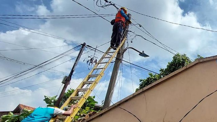 Kisah Tiko dan ibunya, Eny menarik perhatian masyarakat belakangan ini. Tiko merawat ibunya di sebuah rumah mewah yang terbengkalai tanpa listrik dan air selama bertahun-tahun sejak 2010. Namun, Tiko dan ibunya kini bisa sedikit bernapas lega. Sebab, PLN memberikan sambung listrik gratis di tempat tinggalnya di Jakarta Timur melalui program Light Up The Dream.