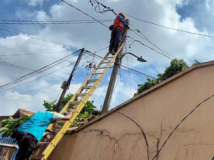 Rumah Mewah Bu Eny Kini Terang Benderang, Hadiah dari PLN