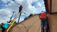 PLN memberikan sambung listrik gratis di tempat tinggal Bu Eny di Jakarta Timur melalui program Light Up The Dream.