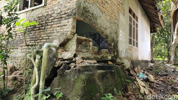 Sejumlah warga di Lebak, Banten, terdampak bencana pergerakan tanah. Warga mengaku merasakan tanah bergetar hampir setiap malam. (Fathul Rizkoh/detikcom)